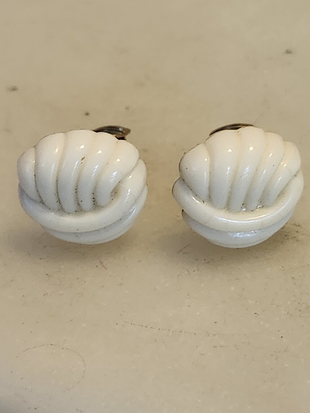 Vtg Avon White Lucite Plastic Seashell Clip On Earrings